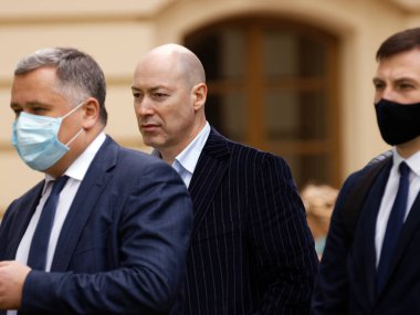 KIEV, UKRAINE - 20 Mayıs 2020: Ukrayna Cumhurbaşkanı Volodymyr Zelensky 'nin basın toplantısı sırasında gazeteci Dmitry Gordon