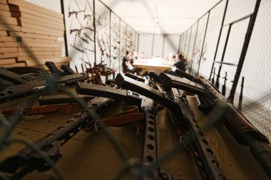 Otomatik tüfekler cephaneliğin rafında duruyor.