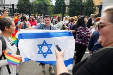 KYIV, UKRAINE, 18 Haziran 2017 LGBT cemaati tarafından düzenlenen Eşitlik Yürüyüşü sırasında İsrail bayrağını muhafaza eden adam