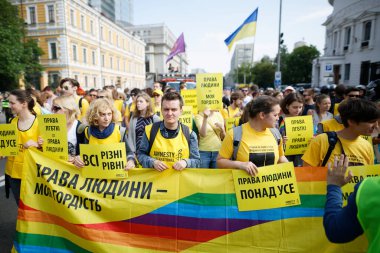 KYIV, UKRAINE, 18 Haziran 2017: LGBT cemaati tarafından düzenlenen Eşitlik Yürüyüşüne insanlar katılıyor