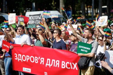 KYIV, UKRAINE, 18 Haziran 2017: LGBT cemaati tarafından düzenlenen Eşitlik Yürüyüşüne insanlar katılıyor