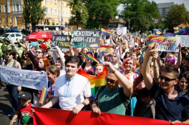 KYIV, UKRAINE, 18 Haziran 2017: LGBT cemaati tarafından düzenlenen Eşitlik Yürüyüşüne insanlar katılıyor