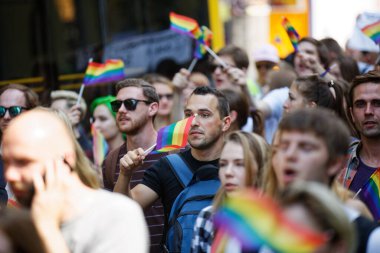 KYIV, UKRAINE, 18 Haziran 2017: LGBT cemaati tarafından düzenlenen Eşitlik Yürüyüşüne insanlar katılıyor