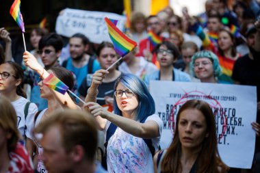 KYIV, UKRAINE, 18 Haziran 2017: LGBT cemaati tarafından düzenlenen Eşitlik Yürüyüşüne insanlar katılıyor