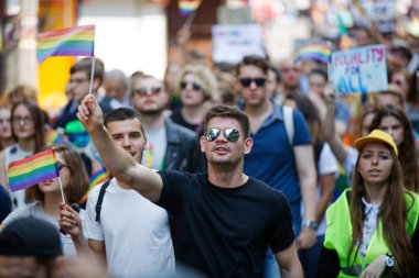 KYIV, UKRAINE, 18 Haziran 2017: LGBT cemaati tarafından düzenlenen Eşitlik Yürüyüşüne insanlar katılıyor