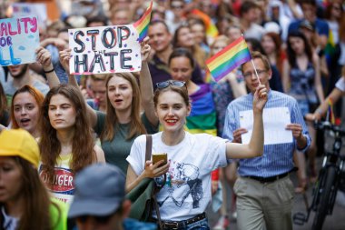 KYIV, UKRAINE, 18 Haziran 2017: LGBT cemaati tarafından düzenlenen Eşitlik Yürüyüşüne 