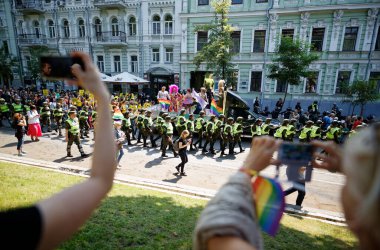 KYIV, UKRAINE, 18 Haziran 2017: Çevik kuvvet, LGBT toplumu tarafından düzenlenen Eşitlik Yürüyüşü katılımcılarını koruyor