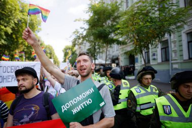 KYIV, UKRAINE, 18 Haziran 2017: LGBT cemaati tarafından düzenlenen Eşitlik Yürüyüşüne insanlar katılıyor