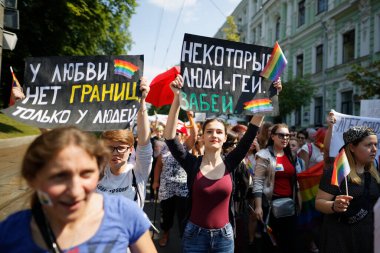KYIV, UKRAINE, 18 Haziran 2017: LGBT cemaati tarafından düzenlenen Eşitlik Yürüyüşüne insanlar katılıyor