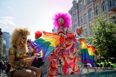 KYIV, UKRAINE, 18 Haziran 2017: Eşitlik Yürüyüşü sırasında LGBT toplumu tarafından düzenlenen gökkuşağı lgbt bayrağını taşıyan katılımcı travesti