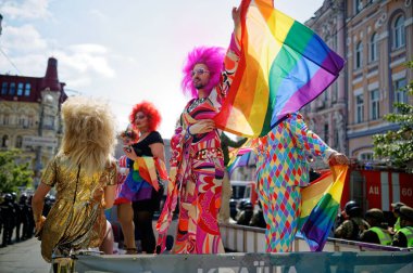 KYIV, UKRAINE, 18 Haziran 2017: Eşitlik Yürüyüşü sırasında LGBT toplumu tarafından düzenlenen gökkuşağı lgbt bayrağını taşıyan katılımcı travesti