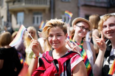 KYIV, UKRAINE 18 Haziran 2017: LGBT cemaati tarafından düzenlenen Eşitlik Yürüyüşüne insanlar katılıyor