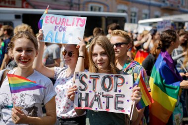 KYIV, UKRAINE, 18 Haziran 2017: LGBT cemaati tarafından düzenlenen Eşitlik Yürüyüşüne 