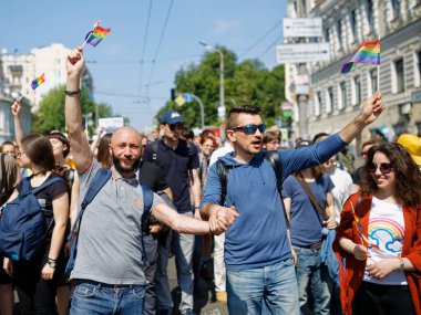 KYIV, UKRAINE 18 Haziran 2017: Erkekler LGBT cemaati tarafından düzenlenen Eşitlik Yürüyüşü sırasında birbirlerinin elini tutarlar