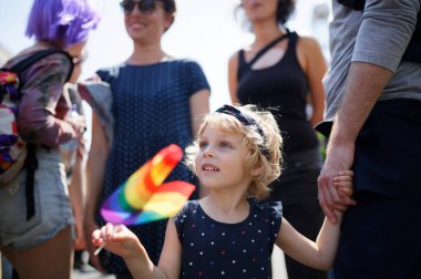 KYIV, UKRAINE 18 Haziran 2017: Küçük kız LGBT cemaati tarafından düzenlenen Eşitlik Yürüyüşü sırasında lgbt gökkuşağı bayrağını elinde tutuyor