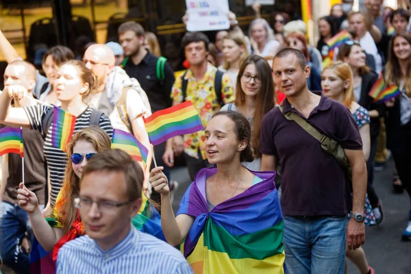 KYIV, UKRAINE, 18 Haziran 2017: LGBT cemaati tarafından düzenlenen Eşitlik Yürüyüşüne insanlar katılıyor