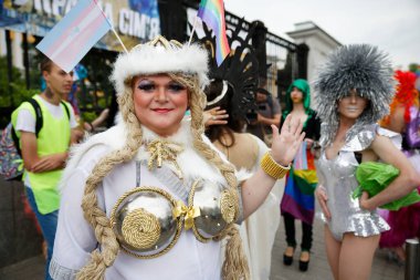 KYIV, UKRAINE 17 HAZİRAN 2018 LGBT komünü tarafından düzenlenen Eşitlik Yürüyüşüne katıldılar.