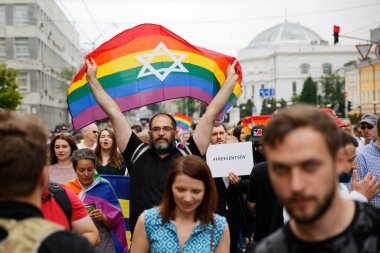 KYIV, UKRAINE 17 Haziran 2018 İsrail gökkuşağı bayrağı taşıyan adam LGBT tarafından düzenlenen Eşitlik Yürüyüşü 'ne katıldı.