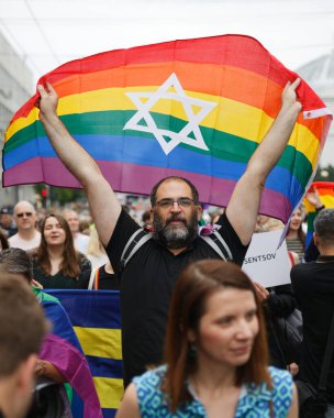 KYIV, UKRAINE 17 Haziran 2018 İsrail gökkuşağı bayrağı taşıyan adam LGBT tarafından düzenlenen Eşitlik Yürüyüşü 'ne katıldı.