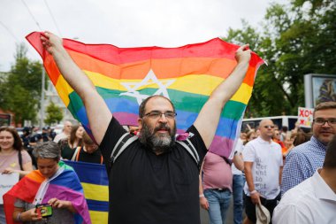 KYIV, UKRAINE 17 Haziran 2018 İsrail gökkuşağı bayrağı taşıyan adam LGBT tarafından düzenlenen Eşitlik Yürüyüşü 'ne katıldı.