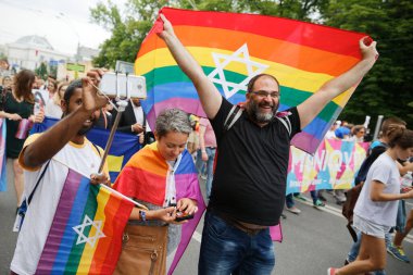 KYIV, UKRAINE 17 Haziran 2018 İsrail gökkuşağı bayrağı taşıyan adam LGBT tarafından düzenlenen Eşitlik Yürüyüşü 'ne katıldı.