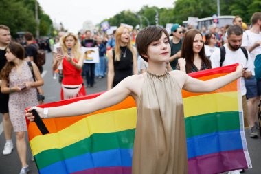 KYIV, UKRAINE 17 Haziran 2018 LGBT topluluğu tarafından düzenlenen Eşitlik Yürüyüşü 'ne gökkuşağı bayraklı insanlar katıldı.