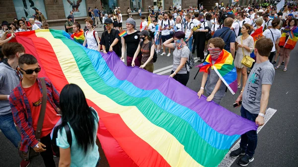 KYIV, UKRAINE 17 Haziran 2018 LGBT topluluğu tarafından düzenlenen Eşitlik Yürüyüşü 'ne gökkuşağı bayraklı insanlar katıldı.