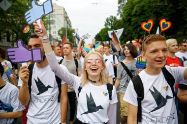 KYIV, UKRAINE 17 Haziran 2018 LGBT cemaati tarafından düzenlenen Eşitlik Yürüyüşü 'ne 