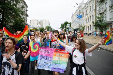 KYIV, UKRAINE 17 Haziran 2018 LGBT topluluğu tarafından düzenlenen Eşitlik Yürüyüşü 'ne gökkuşağı bayraklı insanlar katıldı.