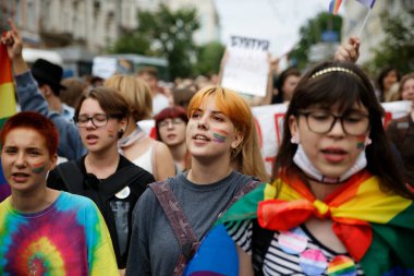 KYIV, UKRAINE 17 Haziran 2018 LGBT topluluğu tarafından düzenlenen Eşitlik Yürüyüşü 'ne gökkuşağı bayraklı insanlar katıldı.