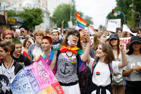 Kyiv Ukrajina Června 2018 Lidé Duhovými Vlajkami Zúčastní Pochodu Rovnoprávnosti — Stock fotografie