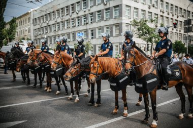 KYIV, UKRAINE 23 Haziran 2019 Atlı Çevik Kuvvet Polisi LGBT tarafından düzenlenen Eşitlik Yürüyüşü katılımcılarını koruyor.