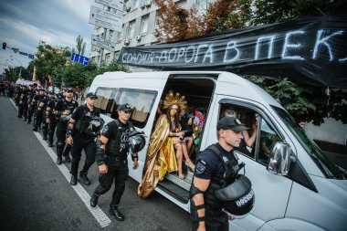 KYIV, UKRAINE 23 Haziran 2019 İsyan Polisi, LGBT cemaati tarafından düzenlenen Eşitlik Yürüyüşü katılımcılarını korumaktadır.