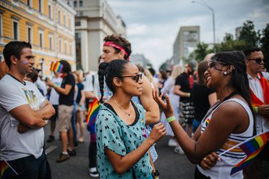 KYIV, UKRAINE 23 Haziran 2019 Gökkuşağı bayraklı siyahi kadın LGBT cemaati tarafından düzenlenen Eşitlik Yürüyüşüne katıldı