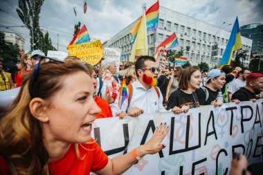 KYIV, UKRAINE 23 Haziran 2019 LGBT cemaati tarafından düzenlenen Eşitlik Yürüyüşü 'ne insanlar katıldı.