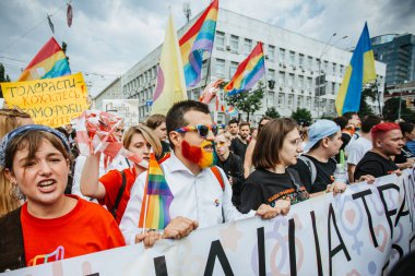 KYIV, UKRAINE 23 Haziran 2019 LGBT cemaati tarafından düzenlenen Eşitlik Yürüyüşü 'ne insanlar katıldı.