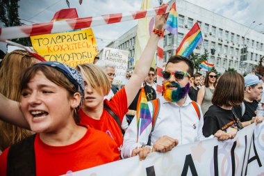 KYIV, UKRAINE 23 Haziran 2019 LGBT cemaati tarafından düzenlenen Eşitlik Yürüyüşü 'ne insanlar katıldı.