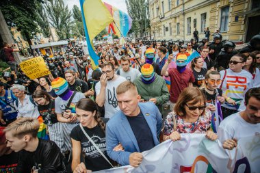 KYIV, UKRAINE 23 Haziran 2019 Gökkuşağı kar maskeli adamlar LGBT topluluğu tarafından düzenlenen Eşitlik Yürüyüşü 'ne katıldılar.