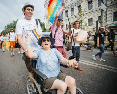 KYIV, UKRAINE 23 Haziran 2019 Tekerlekli sandalyedeki beyin felçli kadın LGBT tarafından düzenlenen Eşitlik Yürüyüşü 'ne katıldı.