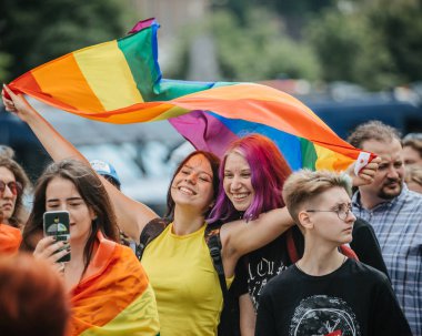 KYIV, UKRAINE 23 Haziran 2019 LGBT cemaati tarafından düzenlenen Eşitlik Yürüyüşü 'ne gökkuşağı bayraklı genç kadınlar katıldı.