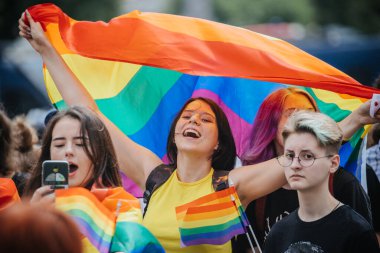 KYIV, UKRAINE 23 Haziran 2019 LGBT cemaati tarafından düzenlenen Eşitlik Yürüyüşü 'ne gökkuşağı bayraklı genç kadınlar katıldı.
