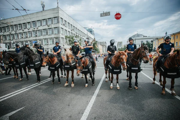 Kyiv Ukrajina Června 2019 Policisté Koních Chrání Účastníky Equality March — Stock fotografie