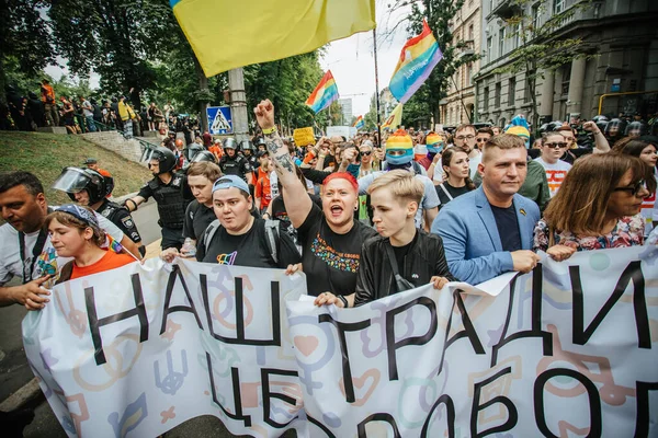 KYIV, UKRAINE 23 Haziran 2019 LGBT cemaati tarafından düzenlenen Eşitlik Yürüyüşü 'ne insanlar katıldı.