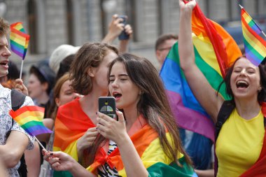Halk, LGBT cemaati tarafından düzenlenen Eşitlik Yürüyüşü 'ne katıldı.