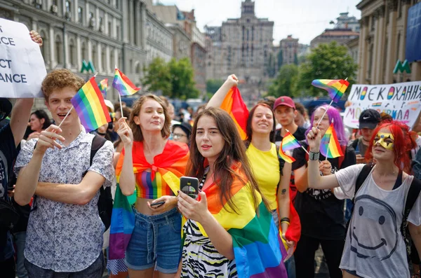 Ludzie Uczestniczą Marszu Równości Organizowanym Przez Społeczność Lgbt — Zdjęcie stockowe
