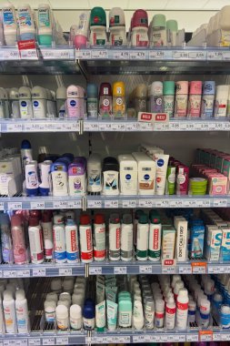 22 Eylül 2025 'te Dsseldorf Almanya' sındaki Rossmann süpermarket rafında deodorant ve terleme önleyici ürünler