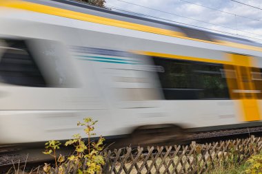 Hızlı hareket eden tren hareketi demiryolu ulaşımını bulanıklaştırdı