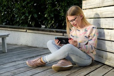 Anapa, Rusya Federasyonu - 2 Mayıs 2018, Genç kız Nintendo anahtarı konsolda oyun oynama. El Nintendo anahtarıyla açık çocuk. 