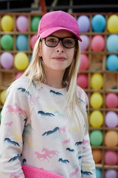 Porträtt Blond Flicka Med Rosa Överdel Och Skateboard Nöjesparken Bakgrund — Stockfoto