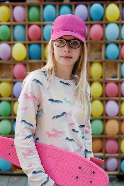 Porträtt Blond Flicka Med Rosa Överdel Och Skateboard Nöjesparken Bakgrund — Stockfoto